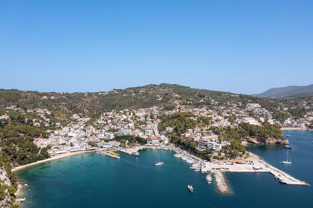 Il porto di Patitiri dall'alto, Alonissos