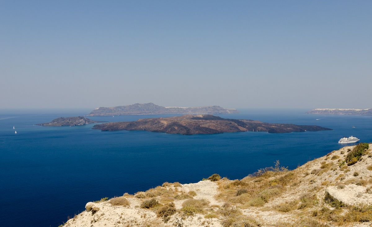La caldera di Santorini con le isole Kameni