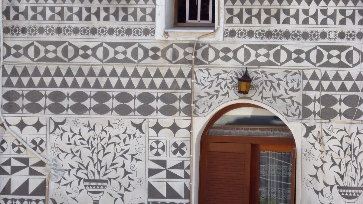 Le decorazioni geometriche xystá su una facciata a Pyrgi, Chios