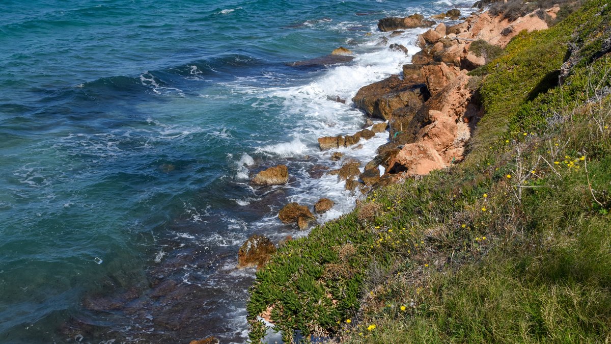 Costa e mare di Egina, isola del Golfo Saronico