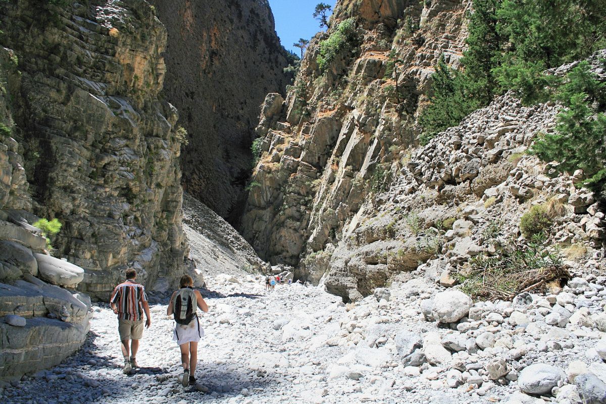 Escursionisti tra le pareti della gola di Samaria, Creta