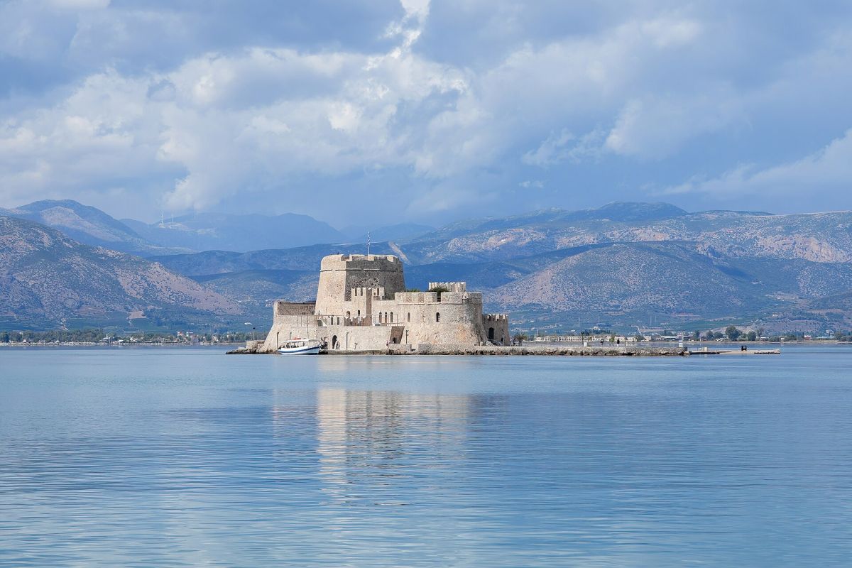 Il Bourtzi nella baia di Nafplio