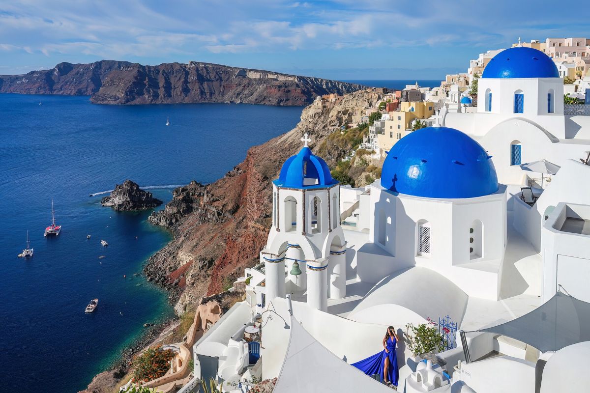 Oia con le cupole blu sulla caldera, Santorini