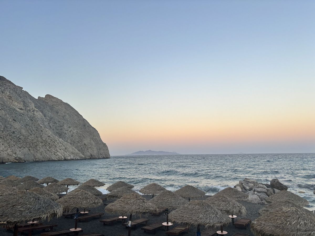 La spiaggia nera di Perissa sotto Mesa Vouno