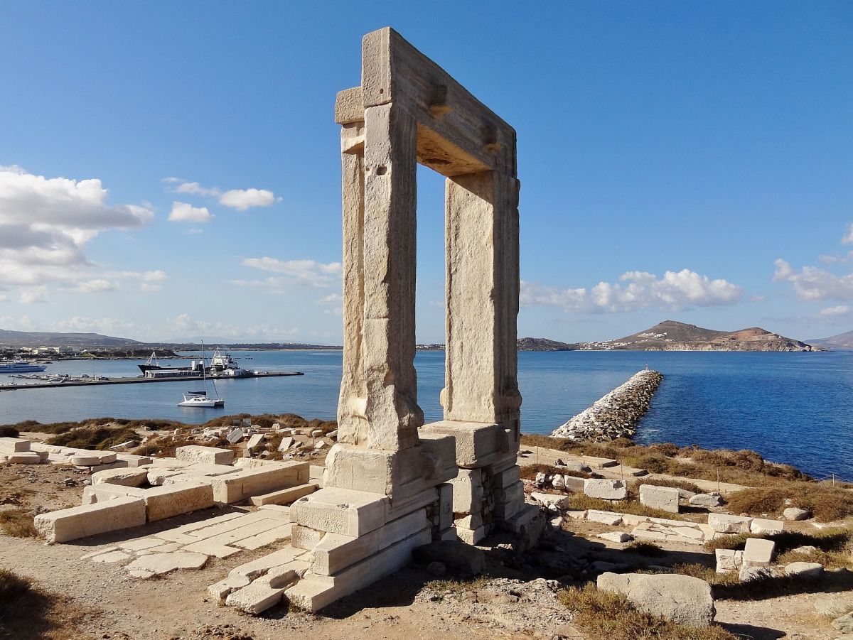 La Portara con il porto di Naxos alle spalle