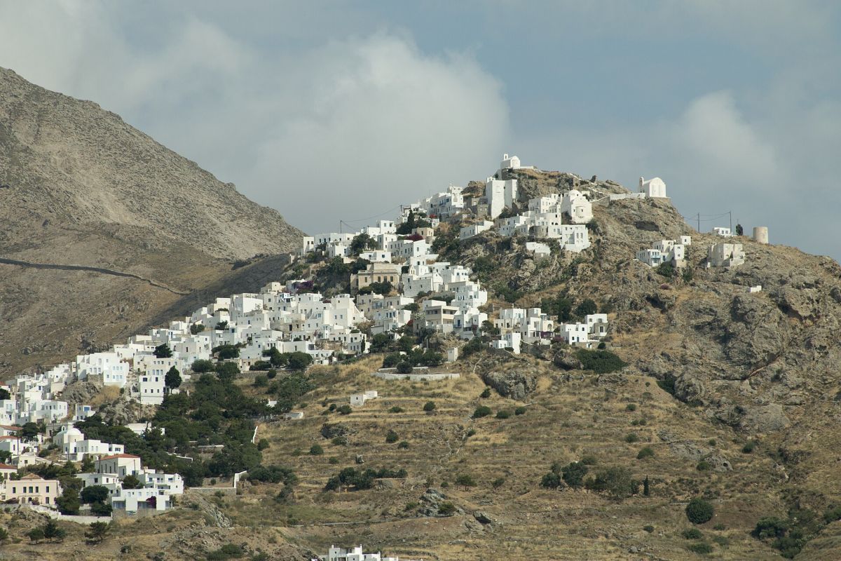 La Chora di Serifos arroccata sopra Livadi