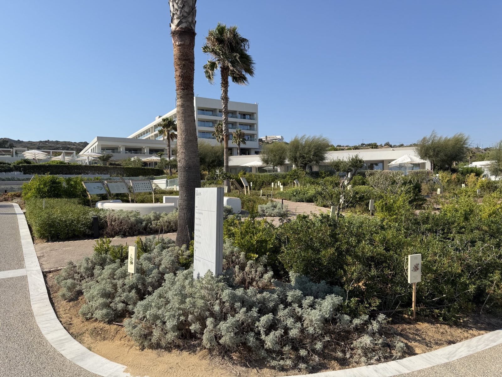 L'edificio principale di Ikos Aria visto dai giardini
