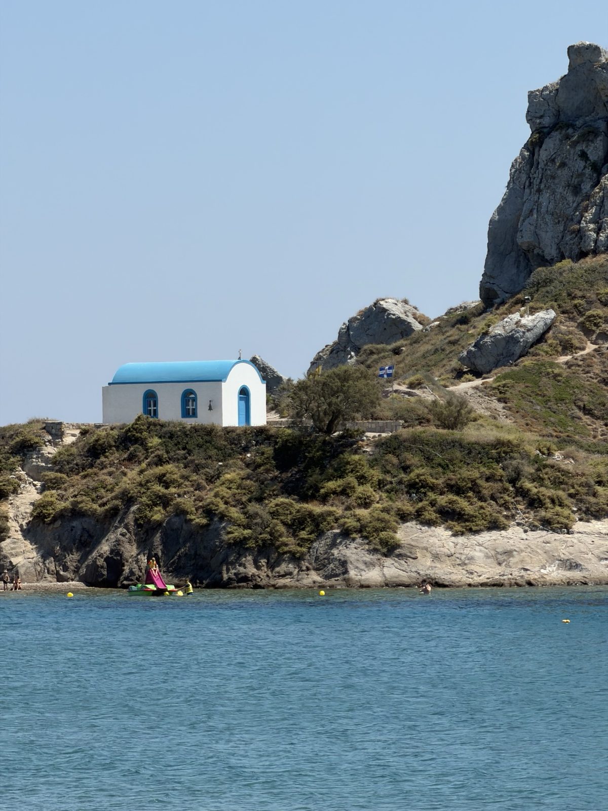 La chiesetta bianca e blu sull'isolotto di Kastri davanti a Ikos Aria
