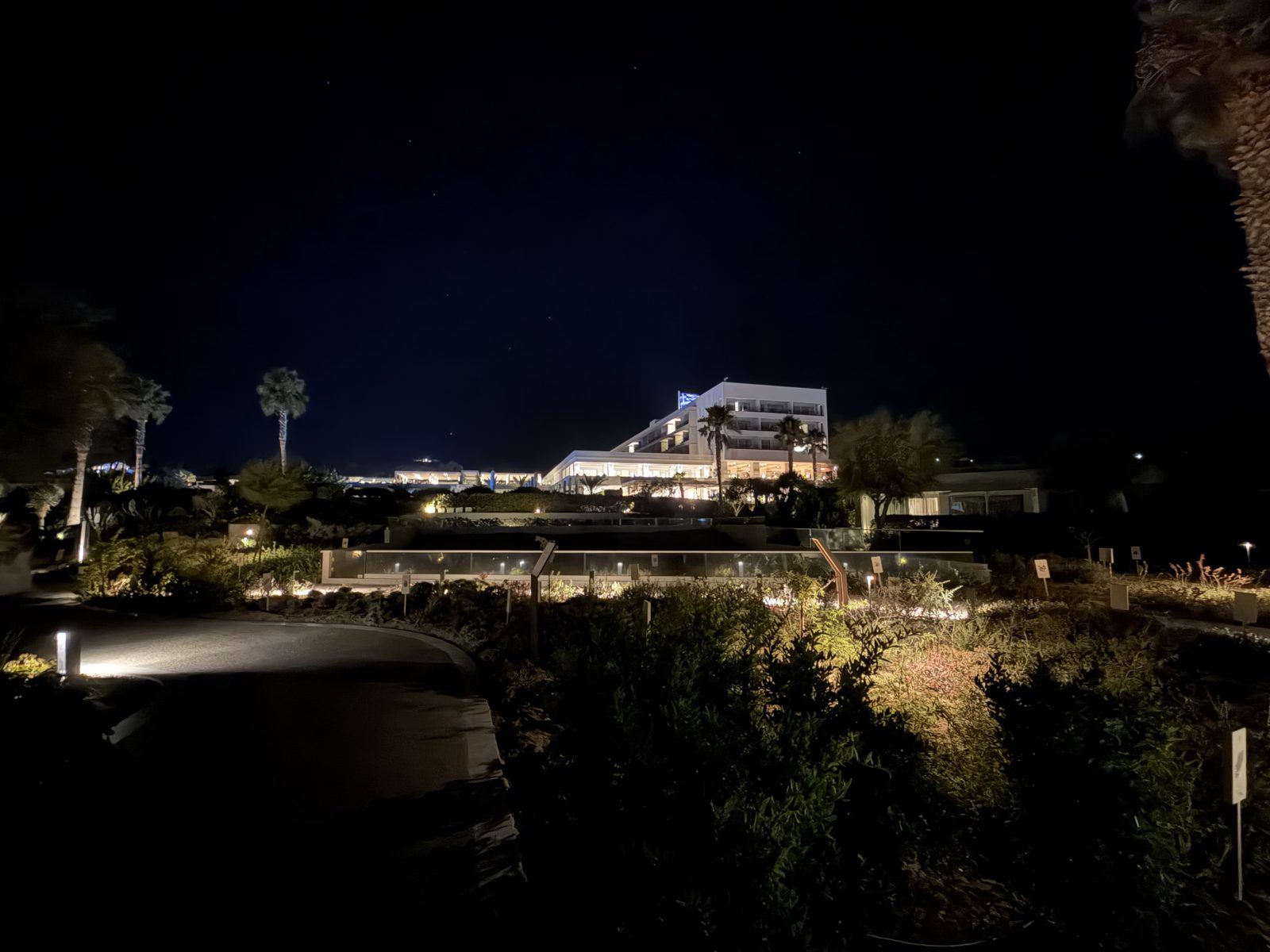 Ikos Aria illuminato di notte visto dai giardini