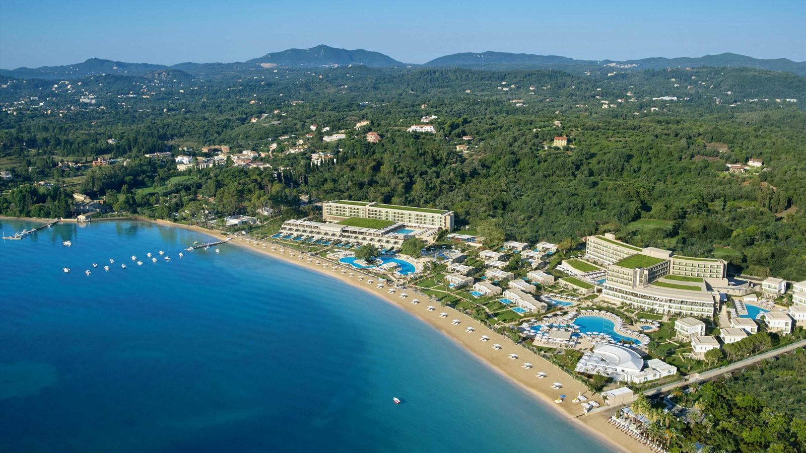 Vista aerea di Ikos Dassia a Corfù, con la spiaggia e le piscine del resort