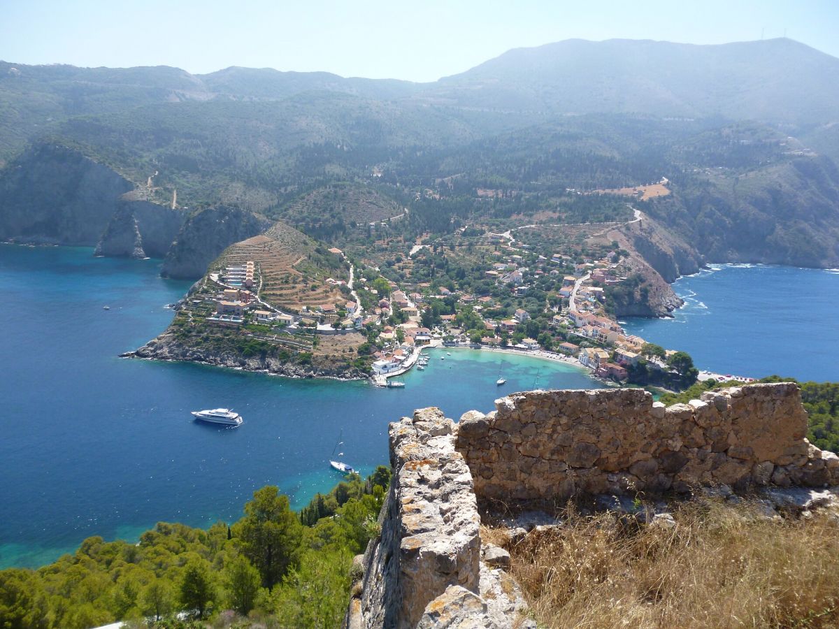 Assos e la sua baia visti dal castello veneziano, Cefalonia