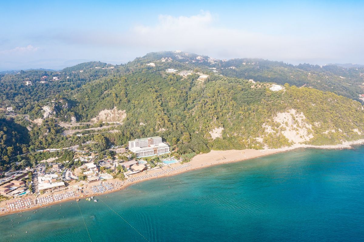 La spiaggia di Glyfada dall'alto, Corfù