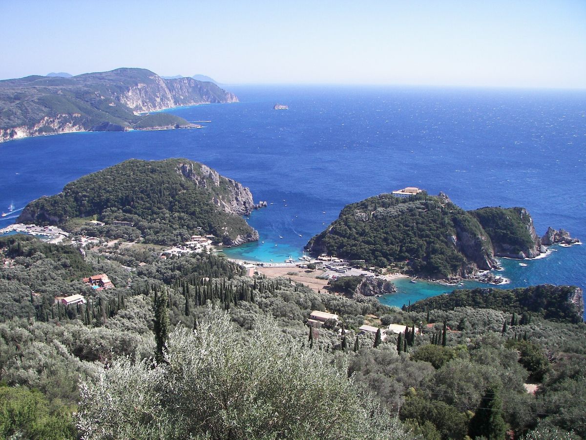 Le baie verdi-smeraldo di Paleokastritsa, Corfù