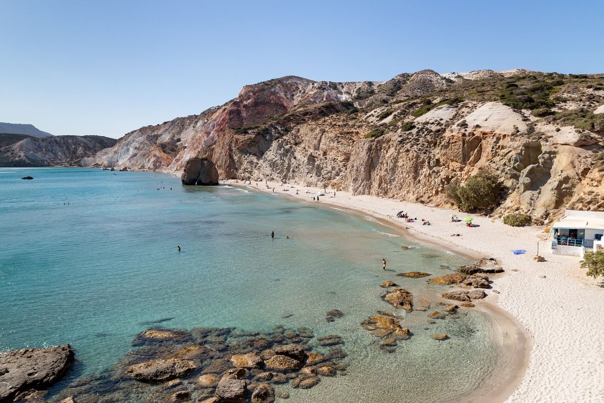 La spiaggia di Firiplaka sotto le falesie colorate, Milos