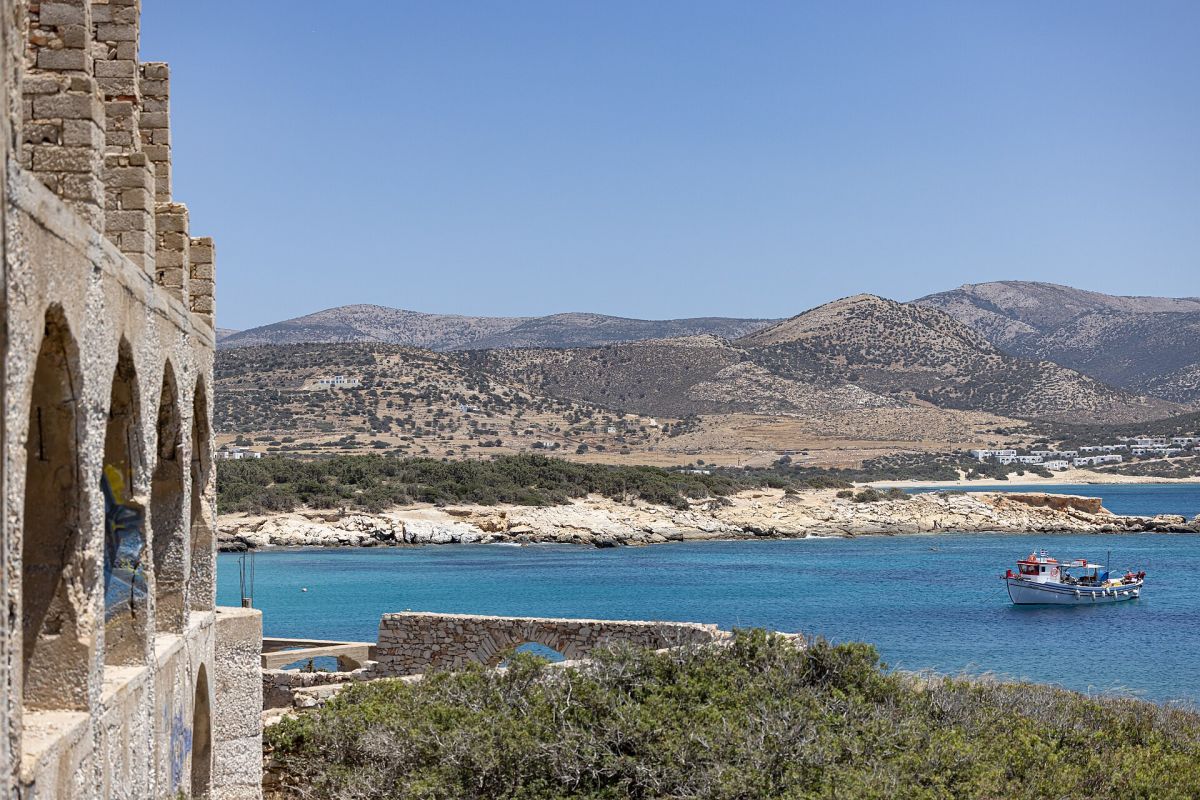 Le arcate dell'hotel abbandonato di Alyko sulla baia turchese, Naxos