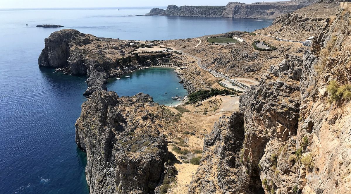 La baia di St. Paul vista dall'acropoli di Lindos, Rodi