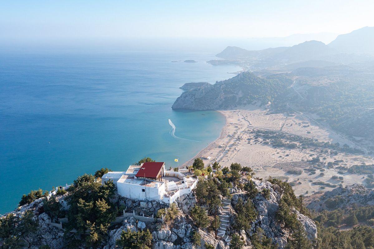 La spiaggia di Tsambika con il monte del monastero, Rodi