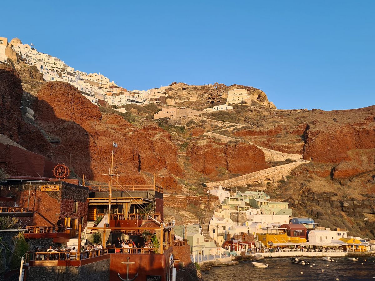 Il porticciolo di Ammoudi sotto le falesie di Oia, Santorini