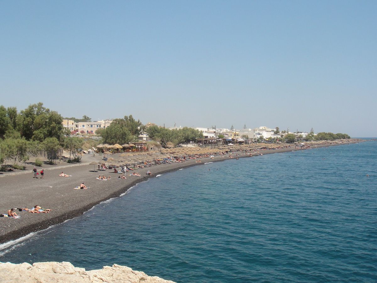 La spiaggia di sabbia nera di Kamari, Santorini