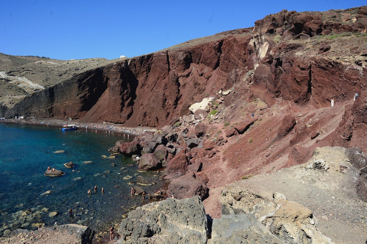 La Red Beach di Santorini sotto la falesia vulcanica rossa