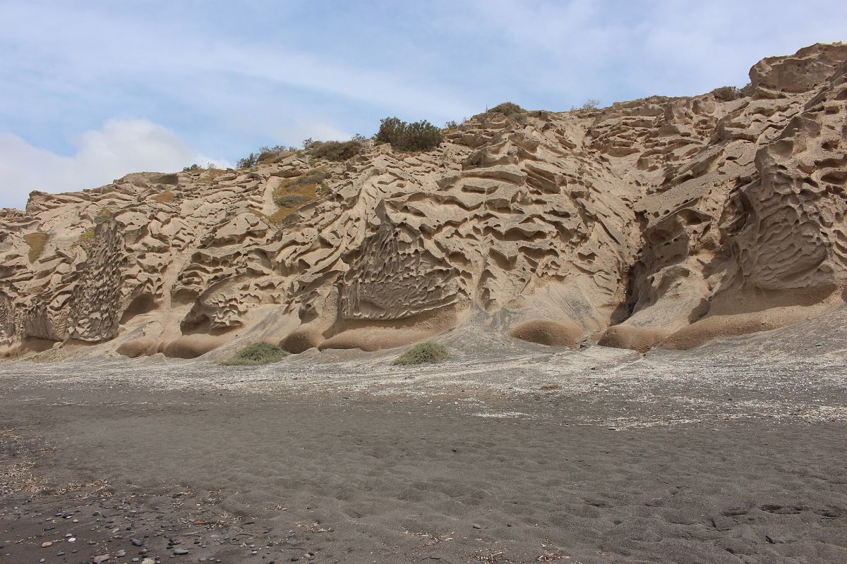 Le falesie bianche scolpite di Vlychada, Santorini
