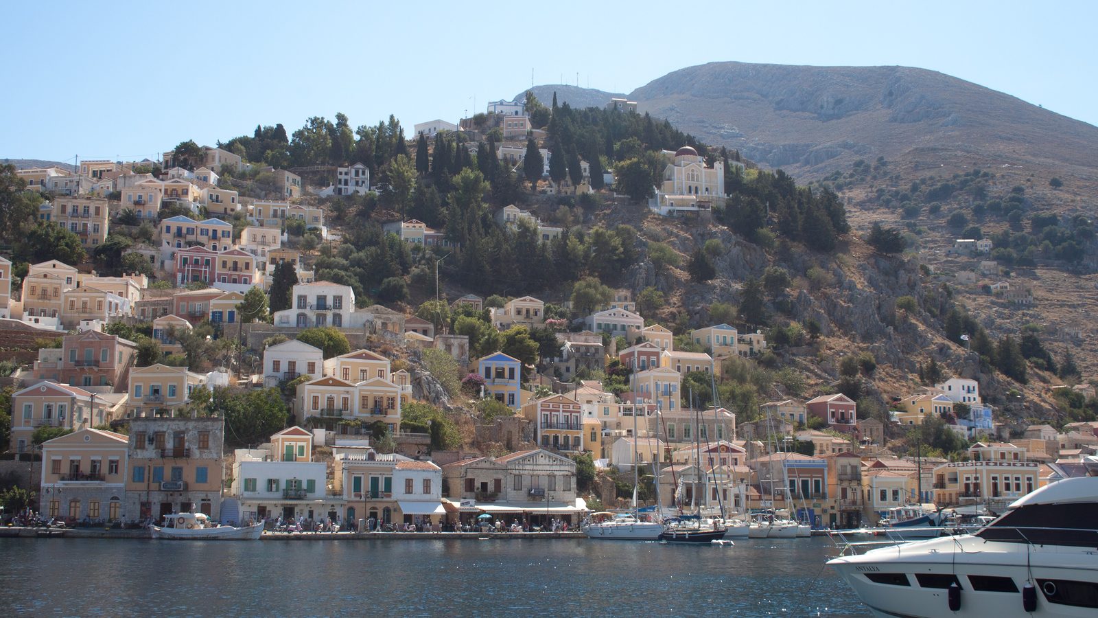 Symi: il porto colorato, le spiagge e come arrivare da Rodi